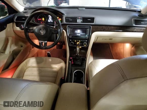 ✅ 2014 Volkswagen Passat SEL Premium • VIN: 1VWCS7A39EC017522 • Лот: 88315985. Опубликован ранее на Copart с пробегом 152 689 миль. Бесплатный доступ к архиву аукционных продаж из США и подробный отчёт об истории автомобиля на DreamBid. Изображение 8.