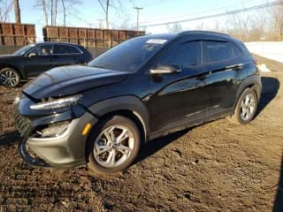 ✅ 2022 Hyundai Kona SEL • VIN: KM8K6CABXNU831574 • Лот: 40828333. Опубликован ранее на Copart с пробегом 22 919 миль. Бесплатный доступ к архиву аукционных продаж из США и подробный отчёт об истории автомобиля на DreamBid. Изображение 1.