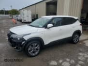 ✅ 2024 Kia Seltos LX • VIN: KNDEPCAA1R7475574 • Lot: 84009745. Wystawiony na Copart z przebiegiem 48 361 mil. Bezpłatny archiwum sprzedaży aukcyjnych z USA i szczegółowy raport historii pojazdu na DreamBid. Zdjęcie 1.