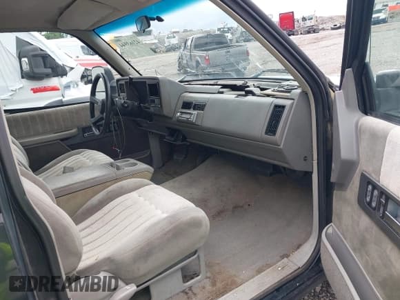 ✅ 1993 GMC Sierra 2500 • VIN: 1GTGC29F3PE554395 • Лот: 42163944. Опубликован ранее на IAAI с пробегом 171 015 миль. Бесплатный доступ к архиву аукционных продаж из США и подробный отчёт об истории автомобиля на DreamBid. Изображение 5.