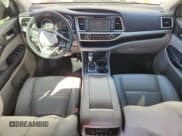 ✅ 2019 Toyota Highlander Hybrid XLE • VIN: 5TDJGRFHXKS075693 • Лот: 84291985. Опубликован ранее на Copart с пробегом 59 418 миль. Бесплатный доступ к архиву аукционных продаж из США и подробный отчёт об истории автомобиля на DreamBid. Изображение 8.