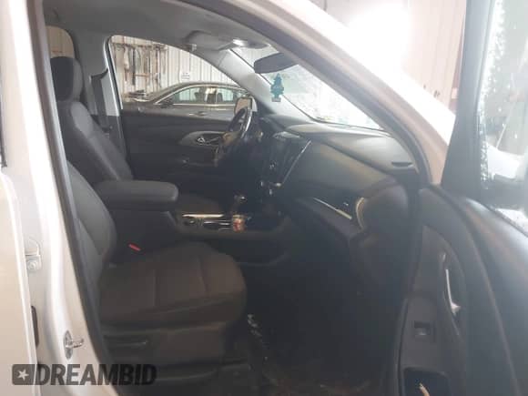 2018 Chevrolet Traverse LT Cloth z VIN 1GNERGKW6JJ260945, wystawiony jako IAAI lot #43031586 z przebiegiem 205 121 mil mil oraz . Historia ofert i sprzedaży dostępna na DreamBid. Obrazek 5.