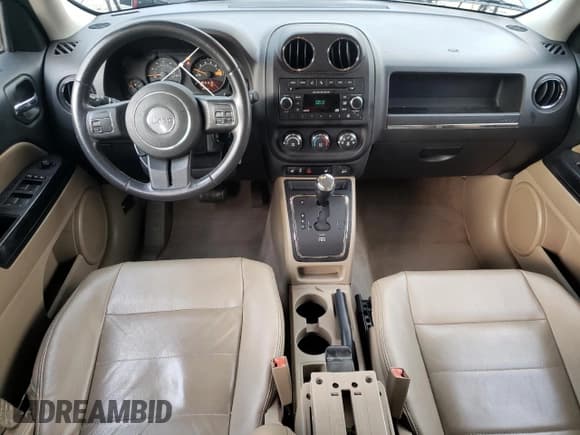 ✅ 2015 Jeep Patriot Latitude • VIN: 1C4NJPFA4FD116007 • Lot: 65403735. Wystawiony na Copart z przebiegiem 116 502 mil. Bezpłatny archiwum sprzedaży aukcyjnych z USA i szczegółowy raport historii pojazdu na DreamBid. Zdjęcie 8.