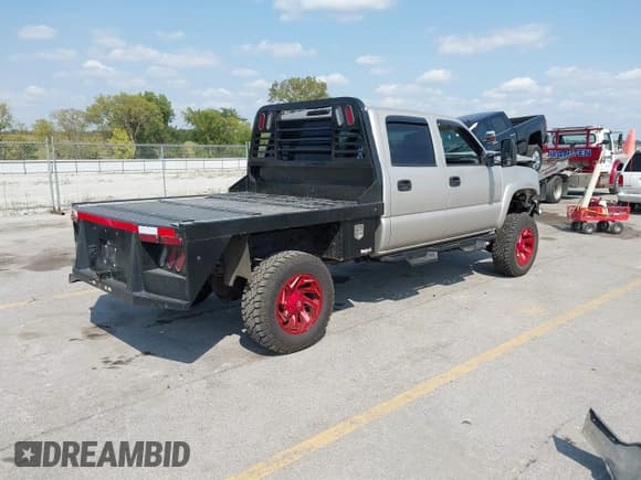✅ 2005 Chevrolet Silverado 2500HD Work Truck • VIN: 1GCHK23235F803038 • Lot: 43192366. Wystawiony na IAAI z przebiegiem 266 626 mil. Bezpłatny archiwum sprzedaży aukcyjnych z USA i szczegółowy raport historii pojazdu na DreamBid. Zdjęcie 4.