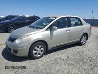 ✅ 2007 Nissan Versa SL • VIN: 3N1BC11E17L396617 • Лот: 57181295. Опубликован ранее на Copart с пробегом 152 113 миль. Бесплатный доступ к архиву аукционных продаж из США и подробный отчёт об истории автомобиля на DreamBid. Изображение 1.