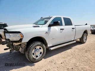 ✅ 2022 Ram 3500 Tradesman • VIN: 3C63R3GL1NG381694 • Lot: 61136935. Wystawiony na Copart z przebiegiem 88 857 mil. Bezpłatny archiwum sprzedaży aukcyjnych z USA i szczegółowy raport historii pojazdu na DreamBid. Zdjęcie 1.