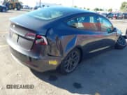 ✅ 2022 Tesla Model 3 Long Range • VIN: 5YJ3E1EB7NF277185 • Lot: 43469637. Wystawiony na IAAI z przebiegiem 30 838 mil. Bezpłatny archiwum sprzedaży aukcyjnych z USA i szczegółowy raport historii pojazdu na DreamBid. Zdjęcie 4.