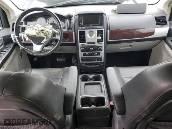 ✅ 2010 Chrysler Town & Country Touring Plus • VIN: 2A4RR8D15AR393736 • Lot: 81269565. Wystawiony na Copart z przebiegiem 177 857 mil. Bezpłatny archiwum sprzedaży aukcyjnych z USA i szczegółowy raport historii pojazdu na DreamBid. Zdjęcie 8.