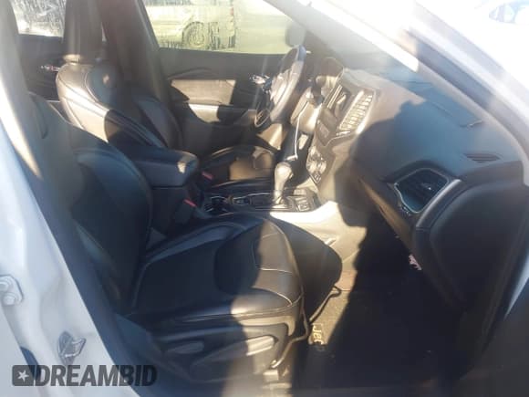 ✅ 2019 Jeep Cherokee Latitude Plus • VIN: 1C4PJLLBXKD202138 • Lot: 43426940. Wystawiony na IAAI z przebiegiem 96 612 mil. Bezpłatny archiwum sprzedaży aukcyjnych z USA i szczegółowy raport historii pojazdu na DreamBid. Zdjęcie 5.