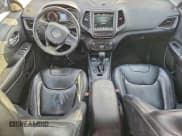 ✅ 2019 Jeep Cherokee Trailhawk Elite • VIN: 1C4PJMBN7KD274481 • Lot: 95749545. Wystawiony na Copart z przebiegiem 137 409 mil. Bezpłatny archiwum sprzedaży aukcyjnych z USA i szczegółowy raport historii pojazdu na DreamBid. Zdjęcie 8.