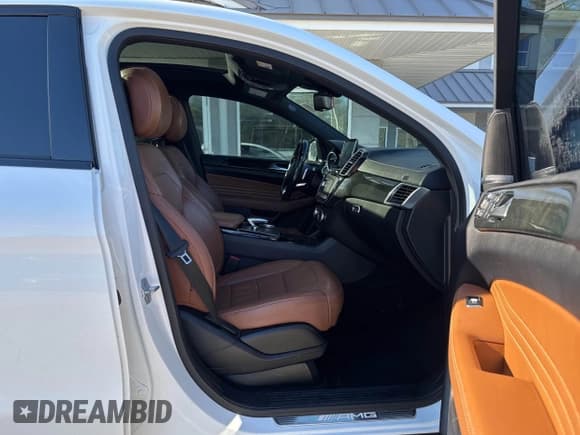 ✅ 2018 Mercedes-Benz GLE 43 AMG • VIN: 4JGED6EB7JA097163 • Lot: 43727415. Wystawiony na IAAI z przebiegiem 103 022 mil. Bezpłatny archiwum sprzedaży aukcyjnych z USA i szczegółowy raport historii pojazdu na DreamBid. Zdjęcie 5.