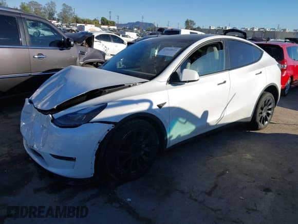 ✅ 2024 Tesla Model Y Long Range • VIN: 7SAYGDEE5RF067818 • Lot: 43448020. Wystawiony na IAAI z przebiegiem 15 680 mil. Bezpłatny archiwum sprzedaży aukcyjnych z USA i szczegółowy raport historii pojazdu na DreamBid. Zdjęcie 18.