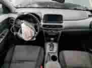 2018 Hyundai Kona SEL z VIN KM8K62AA2JU119944, wystawiony jako Copart lot #71922572 z przebiegiem 56 193 mil mil oraz . Historia ofert i sprzedaży dostępna na DreamBid. Obrazek 8.