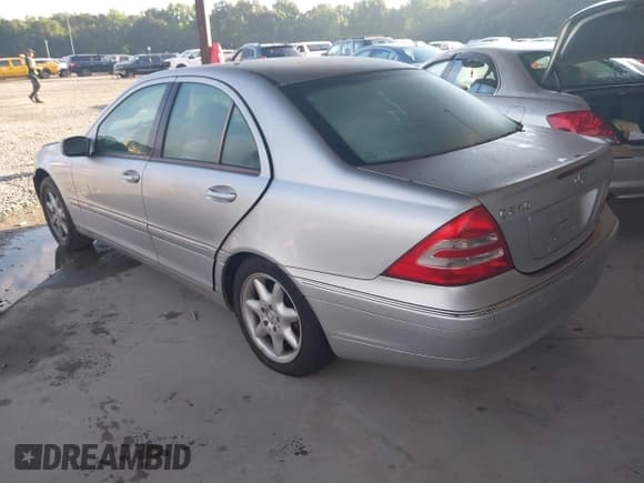 ✅ 2003 Mercedes-Benz C 240 • VIN: WDBRF61J53F422376 • Lot: 42262562. Wystawiony na IAAI z przebiegiem 167 003 mil. Bezpłatny archiwum sprzedaży aukcyjnych z USA i szczegółowy raport historii pojazdu na DreamBid. Zdjęcie 3.