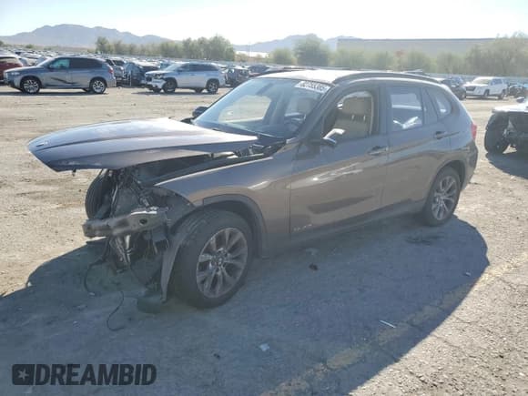 ✅ 2014 BMW X1 xDrive28i • VIN: WBAVL1C58EVY21025 • Lot: 82755385. Wystawiony na Copart z przebiegiem 65 037 mil. Bezpłatny archiwum sprzedaży aukcyjnych z USA i szczegółowy raport historii pojazdu na DreamBid. Zdjęcie 1.