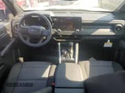 ✅ 2024 Chevrolet Colorado 4WD Trail Boss • VIN: 1GCPTEEK2R1109726 • Лот: 55702654. Опубликован ранее на Copart с пробегом 273 миль. Бесплатный доступ к архиву аукционных продаж из США и подробный отчёт об истории автомобиля на DreamBid. Изображение 8.