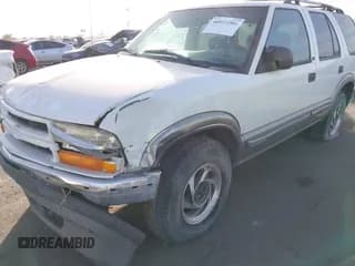 ✅ 2000 Chevrolet Blazer LT • VIN: 1GNDT13W6Y2383741 • Lot: 40957201. Wystawiony na IAAI z przebiegiem 215 604 mil. Bezpłatny archiwum sprzedaży aukcyjnych z USA i szczegółowy raport historii pojazdu na DreamBid. Zdjęcie 6.