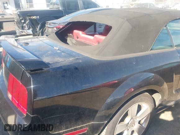 ✅ 2007 Ford Mustang GT Deluxe • VIN: 1ZVHT85H475351625 • Lot: 40863228. Wystawiony na IAAI z przebiegiem 147 376 mil. Bezpłatny archiwum sprzedaży aukcyjnych z USA i szczegółowy raport historii pojazdu na DreamBid. Zdjęcie 18.