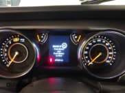 ✅ 2023 Jeep Wrangler Sport S • VIN: 1C4HJXDN4PW545253 • Lot: 41998334. Wystawiony na IAAI z przebiegiem 37 323 mil. Bezpłatny archiwum sprzedaży aukcyjnych z USA i szczegółowy raport historii pojazdu na DreamBid. Zdjęcie 7.