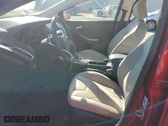 ✅ 2015 Ford Focus Titanium • VIN: 1FADP3N23FL333461 • Lot: 92515645. Wystawiony na Copart z przebiegiem 98 448 mil. Bezpłatny archiwum sprzedaży aukcyjnych z USA i szczegółowy raport historii pojazdu na DreamBid. Zdjęcie 7.