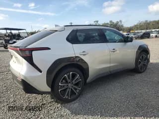 ✅ 2024 Toyota bZ4X XLE • VIN: JTMAAAAA8RA042907 • Lot: 76279744. Wystawiony na Copart z przebiegiem 3 778 mil. Bezpłatny archiwum sprzedaży aukcyjnych z USA i szczegółowy raport historii pojazdu na DreamBid. Zdjęcie 3.