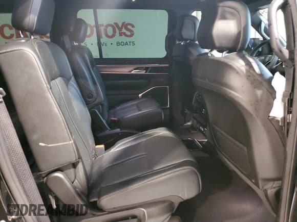 ✅ 2023 Jeep Wagoneer Series II • VIN: 1C4SJVBP2PS573350 • Lot: 43602755. Wystawiony na Copart z przebiegiem 19 225 mil. Bezpłatny archiwum sprzedaży aukcyjnych z USA i szczegółowy raport historii pojazdu na DreamBid. Zdjęcie 11.