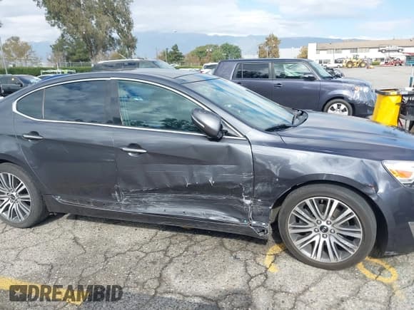 ✅ 2014 Kia Cadenza Premium • VIN: KNALN4D75E5121417 • Lot: 43700972. Wystawiony na IAAI z przebiegiem 179 244 mil. Bezpłatny archiwum sprzedaży aukcyjnych z USA i szczegółowy raport historii pojazdu na DreamBid. Zdjęcie 6.