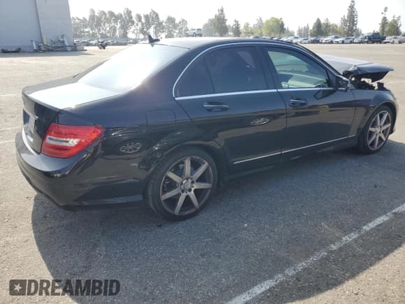 ✅ 2014 Mercedes-Benz C 250 Sport • VIN: WDDGF4HBXEA956765 • Лот: 60858855. Опубликован ранее на Copart с пробегом 113 149 миль. Бесплатный доступ к архиву аукционных продаж из США и подробный отчёт об истории автомобиля на DreamBid. Изображение 3.