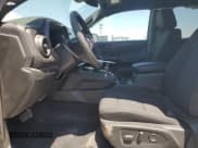 ✅ 2024 Chevrolet Colorado 2WD Work Truck • VIN: 1GCGSBEC0R1274054 • Lot: 56400025. Wystawiony na Copart z przebiegiem 23 427 mil. Bezpłatny archiwum sprzedaży aukcyjnych z USA i szczegółowy raport historii pojazdu na DreamBid. Zdjęcie 7.