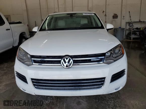 ✅ 2011 Volkswagen Touareg • VIN: WVGFG9BP1BD005350 • Лот: 58558055. Опубликован ранее на Copart с пробегом 137 982 миль. Бесплатный доступ к архиву аукционных продаж из США и подробный отчёт об истории автомобиля на DreamBid. Изображение 5.