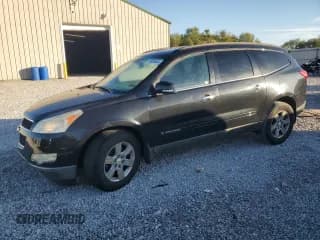 ✅ 2009 Chevrolet Traverse 1LT • VIN: 1GNEV23D89S166082 • Lot: 84809645. Wystawiony na Copart z przebiegiem 175 889 mil. Bezpłatny archiwum sprzedaży aukcyjnych z USA i szczegółowy raport historii pojazdu na DreamBid. Zdjęcie 1.