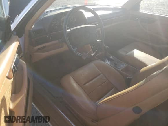 ✅ 1987 Mercedes-Benz 560 560SEC • VIN: WDBCA45D8HA348968 • Лот: 86657685. Опубликован ранее на Copart с пробегом 137 370 миль. Бесплатный доступ к архиву аукционных продаж из США и подробный отчёт об истории автомобиля на DreamBid. Изображение 8.