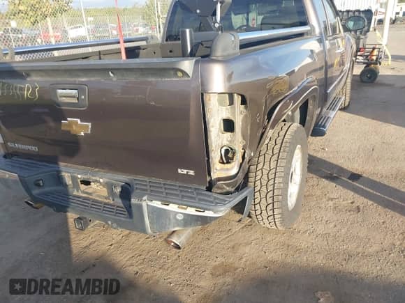 2007 Chevrolet Silverado 1500 1LT z VIN 2GCEK19J871674980, wystawiony jako IAAI lot #43355123 z przebiegiem 85 973 mil mil oraz . Historia ofert i sprzedaży dostępna na DreamBid. Obrazek 6.