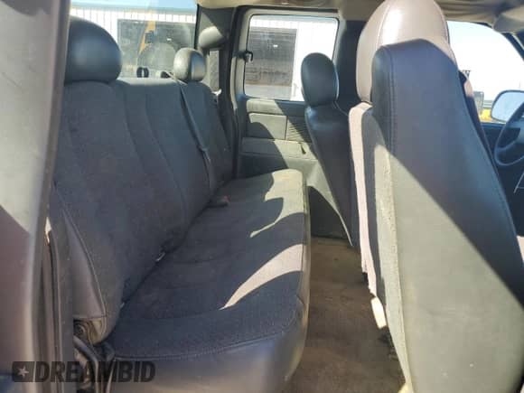 2006 Chevrolet Silverado 1500 LS z VIN 1GCEK19V96Z180314, wystawiony jako Copart lot #74316704 z przebiegiem 304 171 mil mil oraz Szkoda całkowita • Salvage title. Historia ofert i sprzedaży dostępna na DreamBid. Obrazek 10.