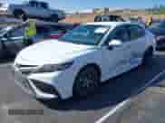 2022 Toyota Camry SE z VIN 4T1G11AK9NU047993, wystawiony jako IAAI lot #43315367 z przebiegiem 70 901 mil mil oraz . Historia ofert i sprzedaży dostępna na DreamBid. Obrazek 2.