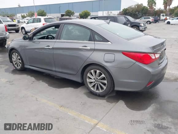 2014 Hyundai Sonata SE with VIN 5NPEC4ACXEH833859, listed as a IAAI auction lot 43589316 with 144,188 mi miles and . Bid and sale history available at DreamBid. Image 3.