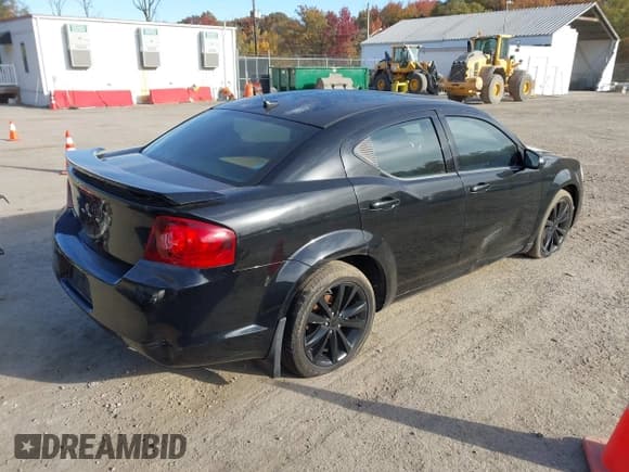 ✅ 2013 Dodge Avenger SXT • VIN: 1C3CDZCG3DN746700 • Lot: 43557236. Wystawiony na IAAI z przebiegiem 176 700 mil. Bezpłatny archiwum sprzedaży aukcyjnych z USA i szczegółowy raport historii pojazdu na DreamBid. Zdjęcie 4.