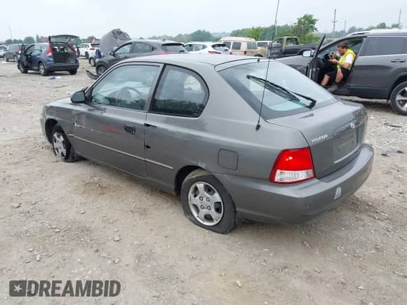 2001 Hyundai Accent GS z VIN KMHCG35CX1U084668, wystawiony jako IAAI lot #42901263 z przebiegiem 129 889 mil mil oraz . Historia ofert i sprzedaży dostępna na DreamBid. Obrazek 3.