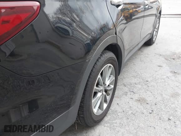 ✅ 2017 Hyundai Santa Fe SE • VIN: KM8SMDHF2HU236582 • Lot: 43593810. Wystawiony na IAAI z przebiegiem 193 175 mil. Bezpłatny archiwum sprzedaży aukcyjnych z USA i szczegółowy raport historii pojazdu na DreamBid. Zdjęcie 19.