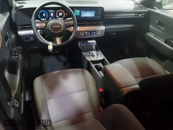 2025 Hyundai Kona SEL with VIN KM8HBCABXSU234040, listed as a Copart auction lot 43825495 with 2,340 mi miles and Clean title. Bid and sale history available at DreamBid. Image 8.