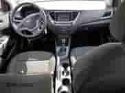 2020 Hyundai Accent SE z VIN 3KPC24A69LE122661, wystawiony jako Copart lot #46142243 z przebiegiem 7 079 mil mil oraz . Historia ofert i sprzedaży dostępna na DreamBid. Obrazek 8.