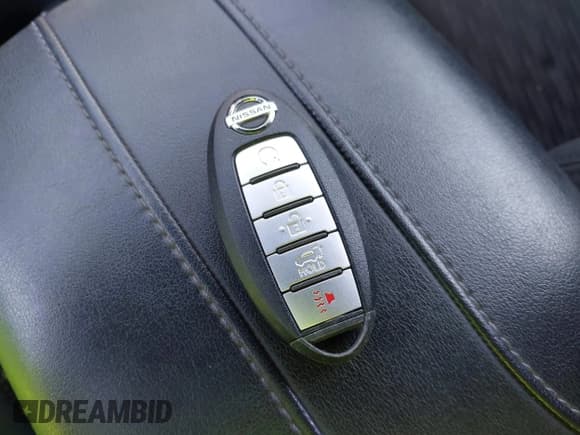 ✅ 2018 Nissan Rogue S • VIN: 5N1AT2MV2JC700353 • Лот: 43693991. Опубликован ранее на IAAI с пробегом 174 946 миль. Бесплатный доступ к архиву аукционных продаж из США и подробный отчёт об истории автомобиля на DreamBid. Изображение 11.