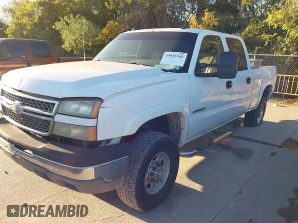 ✅ 2005 Chevrolet Silverado 2500HD LT • VIN: 1GCHC23U75F883040 • Lot: 43643562. Wystawiony na IAAI z przebiegiem 268 370 mil. Bezpłatny archiwum sprzedaży aukcyjnych z USA i szczegółowy raport historii pojazdu na DreamBid. Zdjęcie 19.