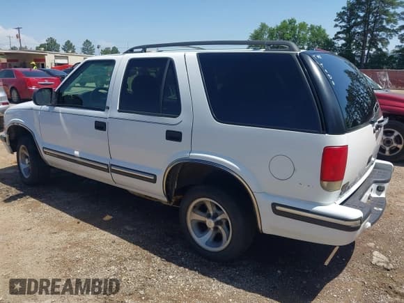 ✅ 1999 Chevrolet Blazer LS • VIN: 1GNCS13W8X2164714 • Лот: 42239549. Опубликован ранее на IAAI с пробегом 233 439 миль. Бесплатный доступ к архиву аукционных продаж из США и подробный отчёт об истории автомобиля на DreamBid. Изображение 3.