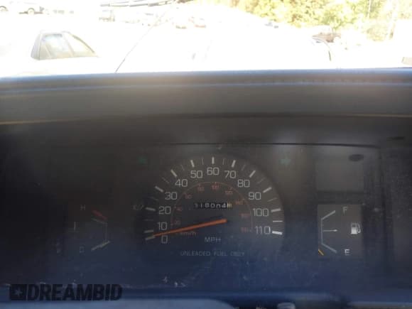 ✅ 1988 Toyota Pickup • VIN: JT4RN63A3J8007852 • Lot: 43526605. Wystawiony na IAAI z przebiegiem 318 004 mil. Bezpłatny archiwum sprzedaży aukcyjnych z USA i szczegółowy raport historii pojazdu na DreamBid. Zdjęcie 7.