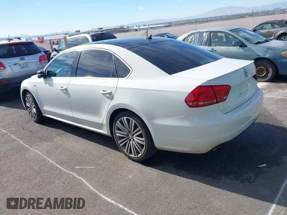 ✅ 2015 Volkswagen Passat SE • VIN: 1VWBT7A32FC061632 • Lot: 43787767. Wystawiony na IAAI z przebiegiem 161 787 mil. Bezpłatny archiwum sprzedaży aukcyjnych z USA i szczegółowy raport historii pojazdu na DreamBid. Zdjęcie 3.