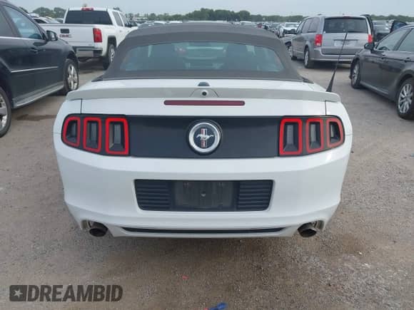 2014 Ford Mustang V6 с VIN 1ZVBP8EM6E5320297, выставлен на аукционе IAAI как лот 43146690 с пробегом 160 174 миль миль и . История ставок и продаж доступна на DreamBid. Изображение 17.