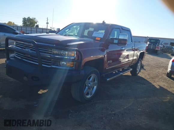 ✅ 2015 Chevrolet Silverado 2500HD High Country • VIN: 1GC1KXE85FF538303 • Lot: 43607471. Wystawiony na IAAI z przebiegiem 216 084 mil. Bezpłatny archiwum sprzedaży aukcyjnych z USA i szczegółowy raport historii pojazdu na DreamBid. Zdjęcie 2.