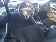 ✅ 2017 Hyundai Veloster • VIN: KMHTC6AD6HU307620 • Lot: 49463945. Wystawiony na Copart z przebiegiem 148 700 mil. Bezpłatny archiwum sprzedaży aukcyjnych z USA i szczegółowy raport historii pojazdu na DreamBid. Zdjęcie 8.