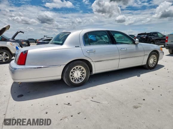 ✅ 1998 Lincoln Town Car Signature • VIN: 1LNFM82W8WY698345 • Lot: 61454625. Listed on Copart with 87,959 mi. Free auction sales archive from the USA and detailed vehicle history report at DreamBid. Image 3.